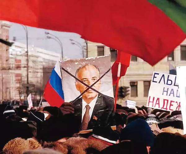 俄罗斯世界杯老人举着苏联旗帜